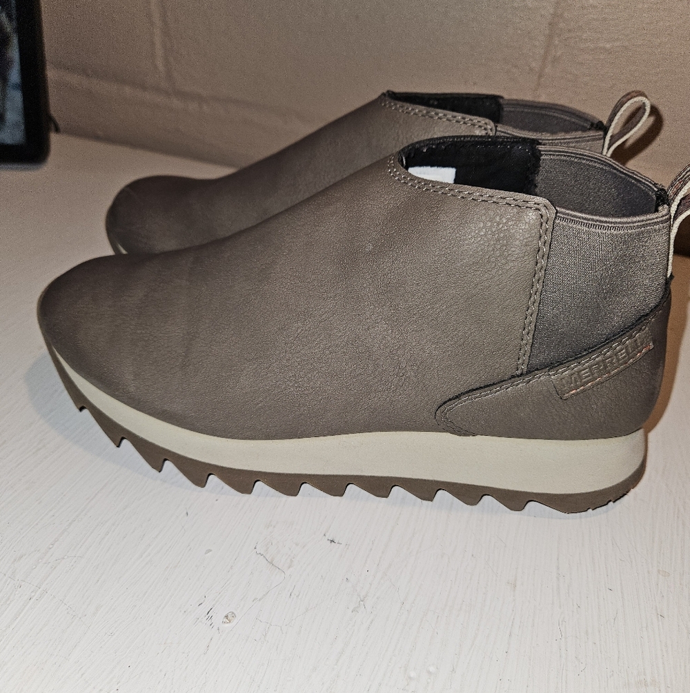 Merrell Women’s Alpine Chelsea Boot in Falcon Gray (J003778) Size 8.5